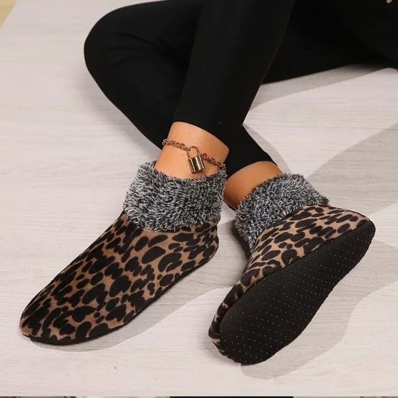 Plush Leopard print Fuzzy Trim Anti-Slip Thermal Slipper Socks - Picture 3 of 5